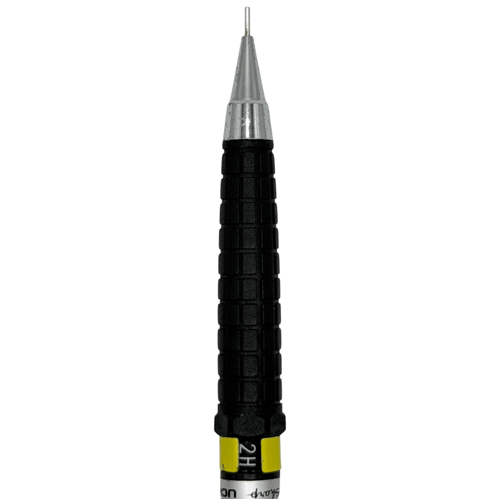 Uchida KD-SE kalemin karo desenli siyah kavraması ve krom koni ucu, 0.3 mm uç görünür