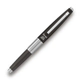 Pentel Kerry koyu gri gövde, kapağı takılı haliyle; kareli metal bilezik ve klips görünür, 0.5 mm