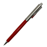 Pentel P1135 kırmızı gövde, çelik klips ve dışarı çıkmış metal uç ile ters yönde tam boy