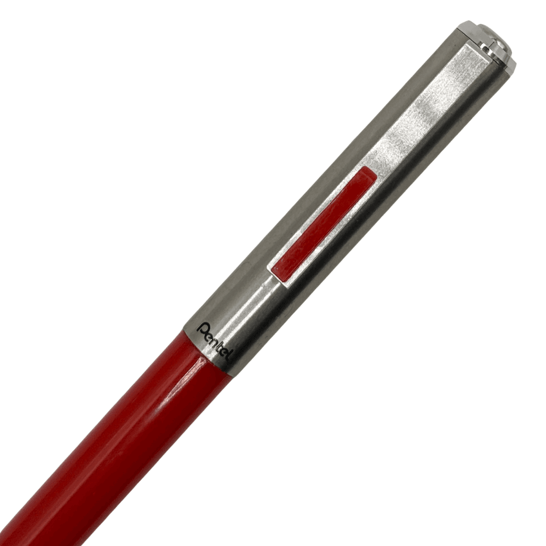 Pentel P1135 çelik üst kapağı, kırmızı şeritli klips ve kazınmış Pentel yazısı yakın çekim