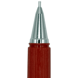 Pentel P1135 krom uç konisi makro çekim, kırmızı tırtıklı kavrama ve 0.5 mm uç borusu