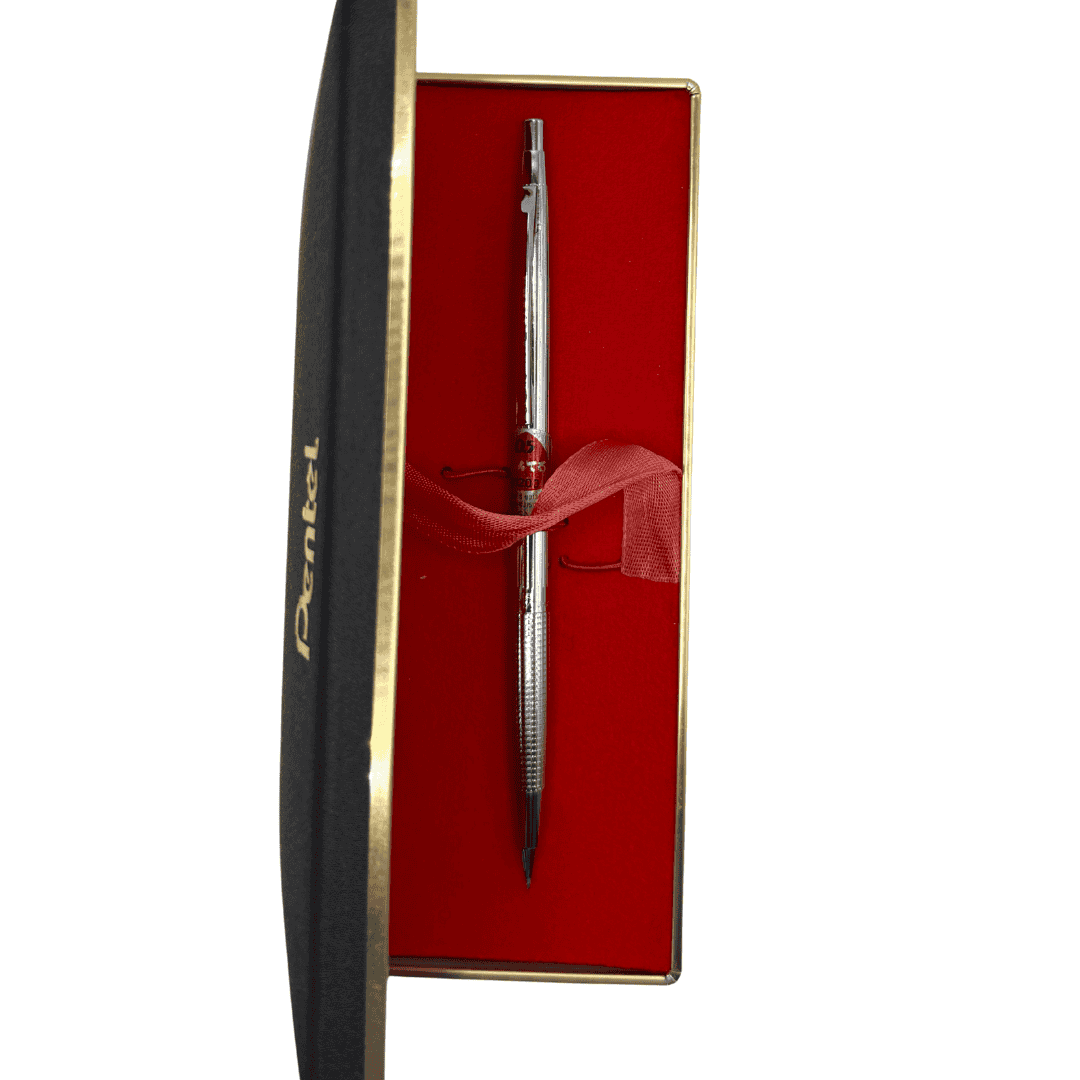 Pentel PS-1045 orijinal kutusunda, kırmızı kadife astar ve kurdele üzerinde duruyor