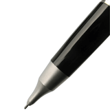 Pentel Kerry Vintage konik çelik ucu ve parlak siyah gövdesi, açılı yakın çekim