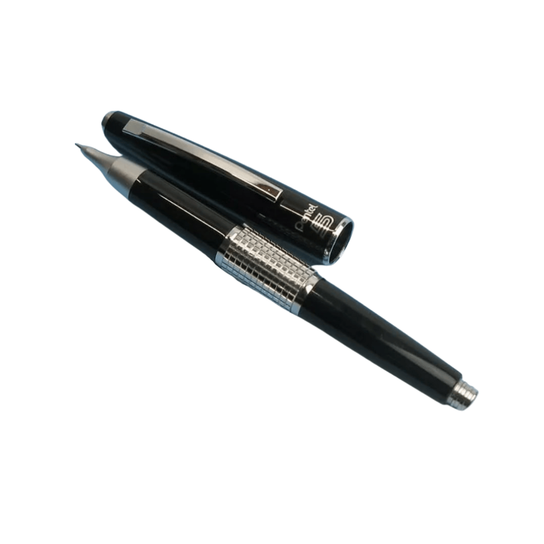 Pentel Kerry Vintage versatil kalem siyah, kapağı çıkarılmış halde gövde ve kapak yan yana, 0.5 mm