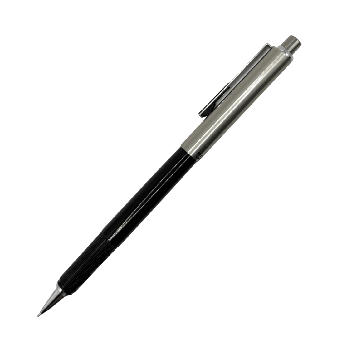 Pentel P1135 kalem uç takılı halde tam boy, yivli siyah kavrama ve ince metal uç 0.5 mm
