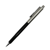 Pentel P1135 kalem uç takılı halde tam boy, yivli siyah kavrama ve ince metal uç 0.5 mm