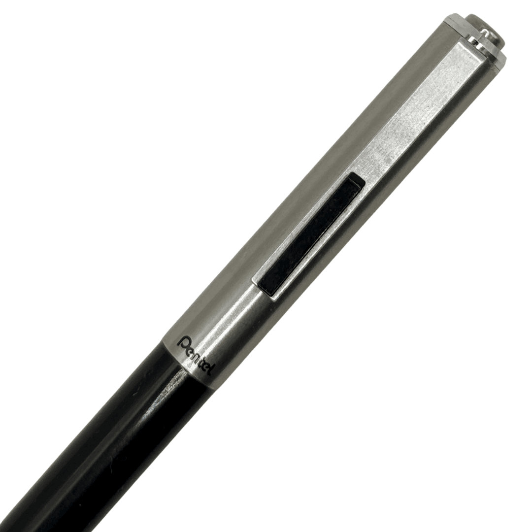 Pentel P1135 kalemin metal üst kapağı, siyah klips yuvası ve Pentel logosu okunuyor