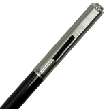 Pentel P1135 kalemin metal üst kapağı, siyah klips yuvası ve Pentel logosu okunuyor