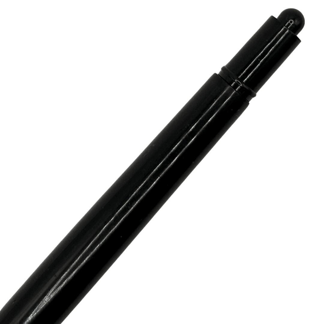 Pentel P1135 kalemin siyah arka uç kapağı ve düz gövde yüzeyi yakın plan