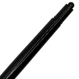 Pentel P1135 kalemin siyah arka uç kapağı ve düz gövde yüzeyi yakın plan