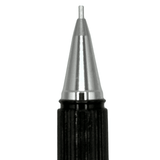 Pentel P1135 kalemin metal konik uç kovanı ve 0.5 mm boru ucunun makro çekimi