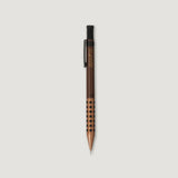 Pentel Smash Seasar Brown kalemin dik tam boy görünümü, siyah kavrama noktaları ve Q1005 baskısı