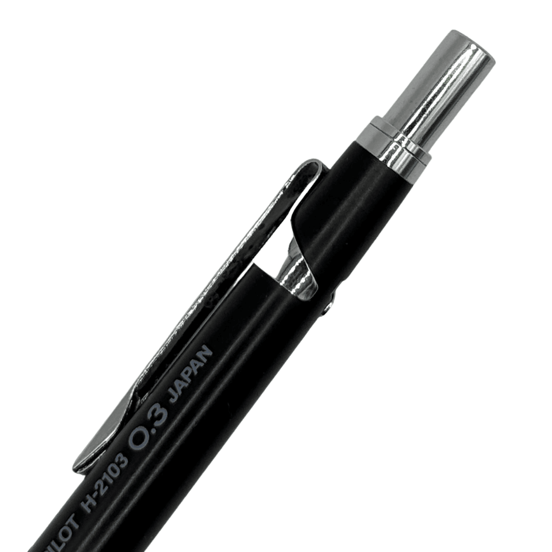 Pilot H-2103 kalemin başlık ve klips bölgesi eğik açıdan, model baskısı net görünüyor