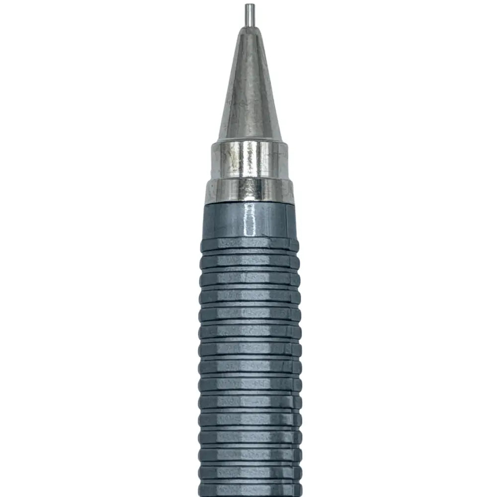 Tombow Non Stop kalemin konik metal ucu makro, yivli gri kavramanın üstünde