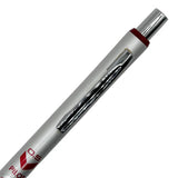 Pilot vintage versatil kalemin metal klipsi, kırmızı halkası ve tıklama başlığı yakın çekim