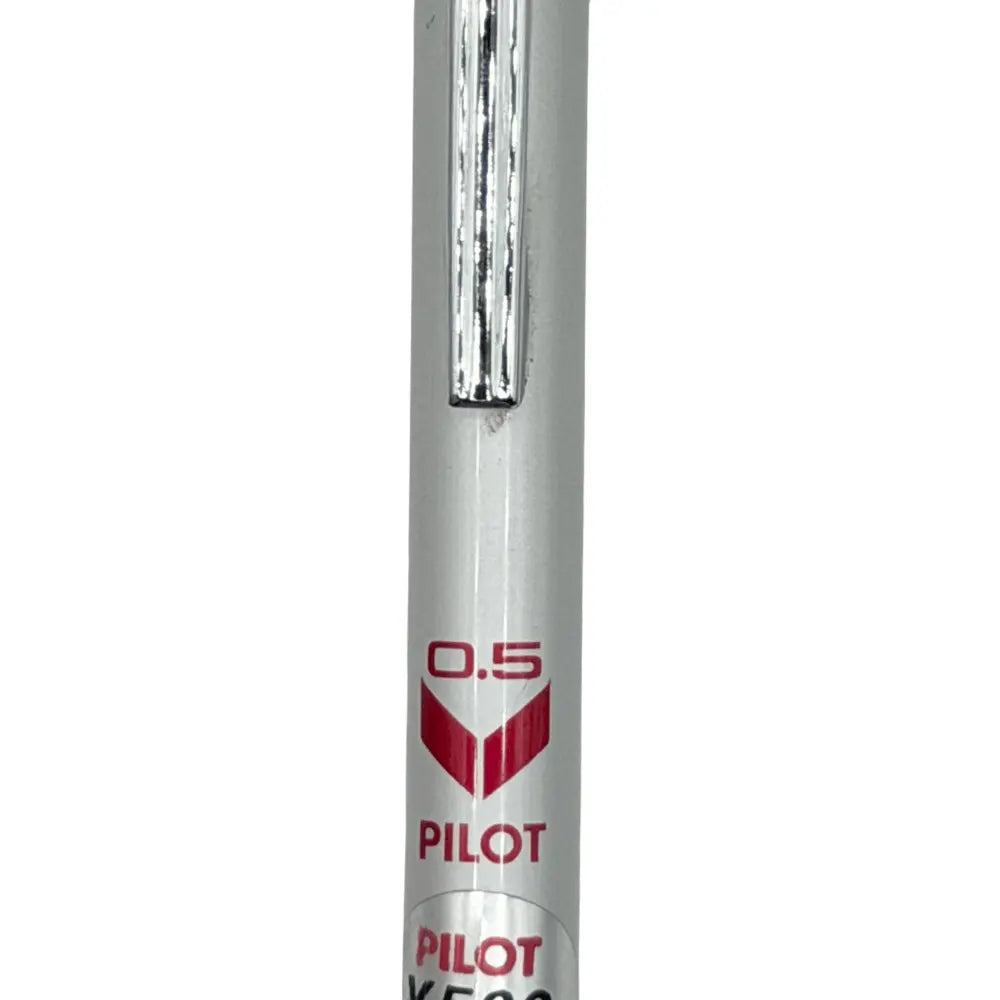 Pilot vintage kalemin gövdesindeki kırmızı 0.5 PILOT logosu ve klips ucu