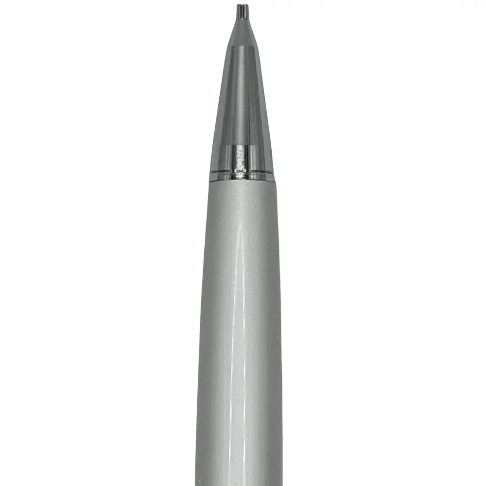Pilot vintage kalemin gümüş gövdesi ve dışarı çıkmış metal uç konisi makro çekim