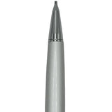 Pilot vintage kalemin gümüş gövdesi ve dışarı çıkmış metal uç konisi makro çekim