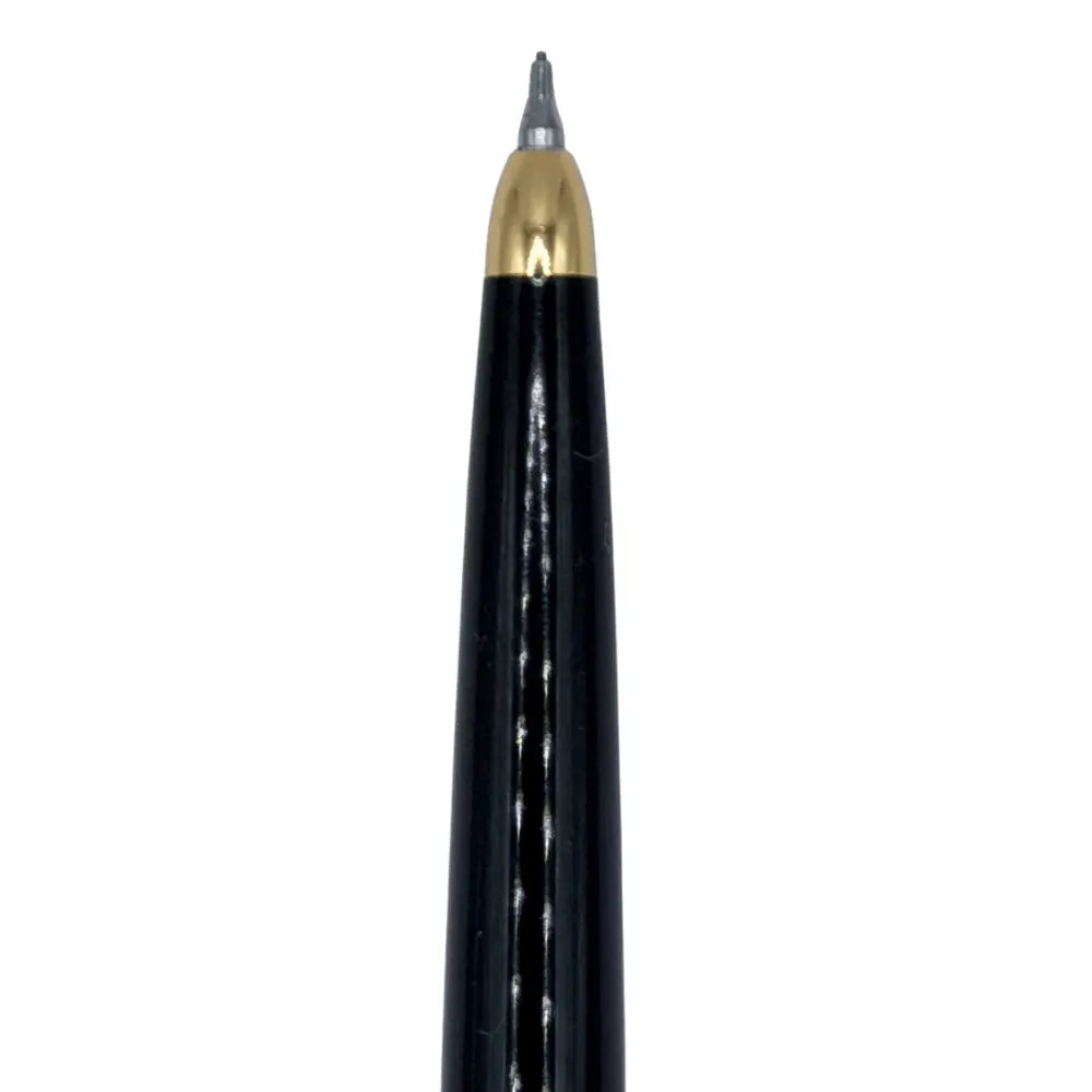 Pilot vintage versatil kalemin altın renkli koni ucu ve ince metal uç borusu yakın çekim