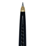 Pilot vintage versatil kalemin altın renkli koni ucu ve ince metal uç borusu yakın çekim
