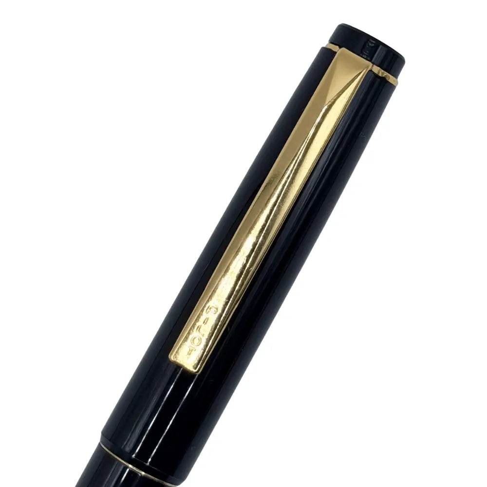 Pilot vintage dolma kalemin siyah kapağı ve üzerinde Pilot yazan altın klips detayı
