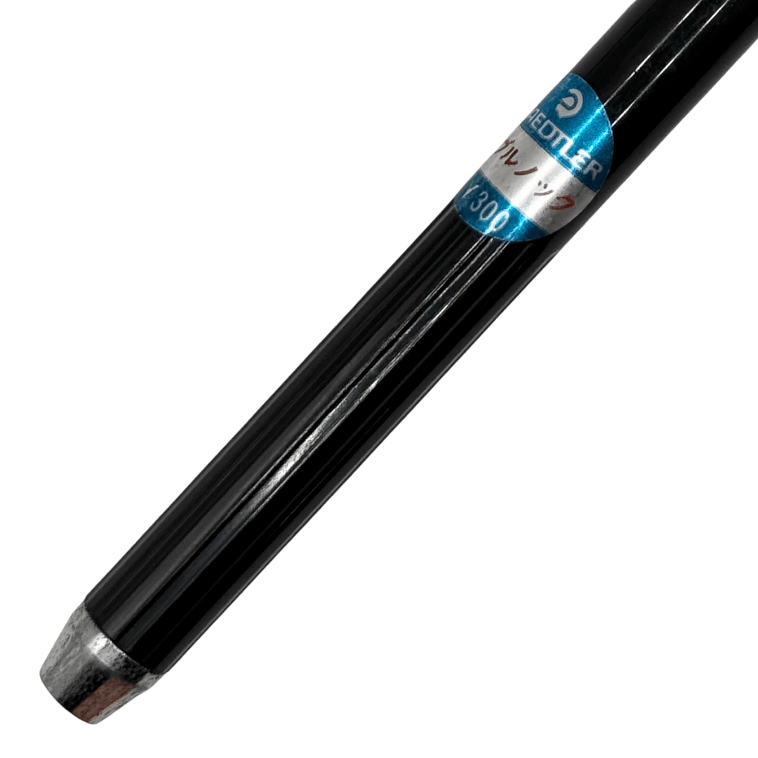 Staedtler Retro kalemin gövdesindeki mavi Staedtler 300 yen etiketi ve metal alt uç