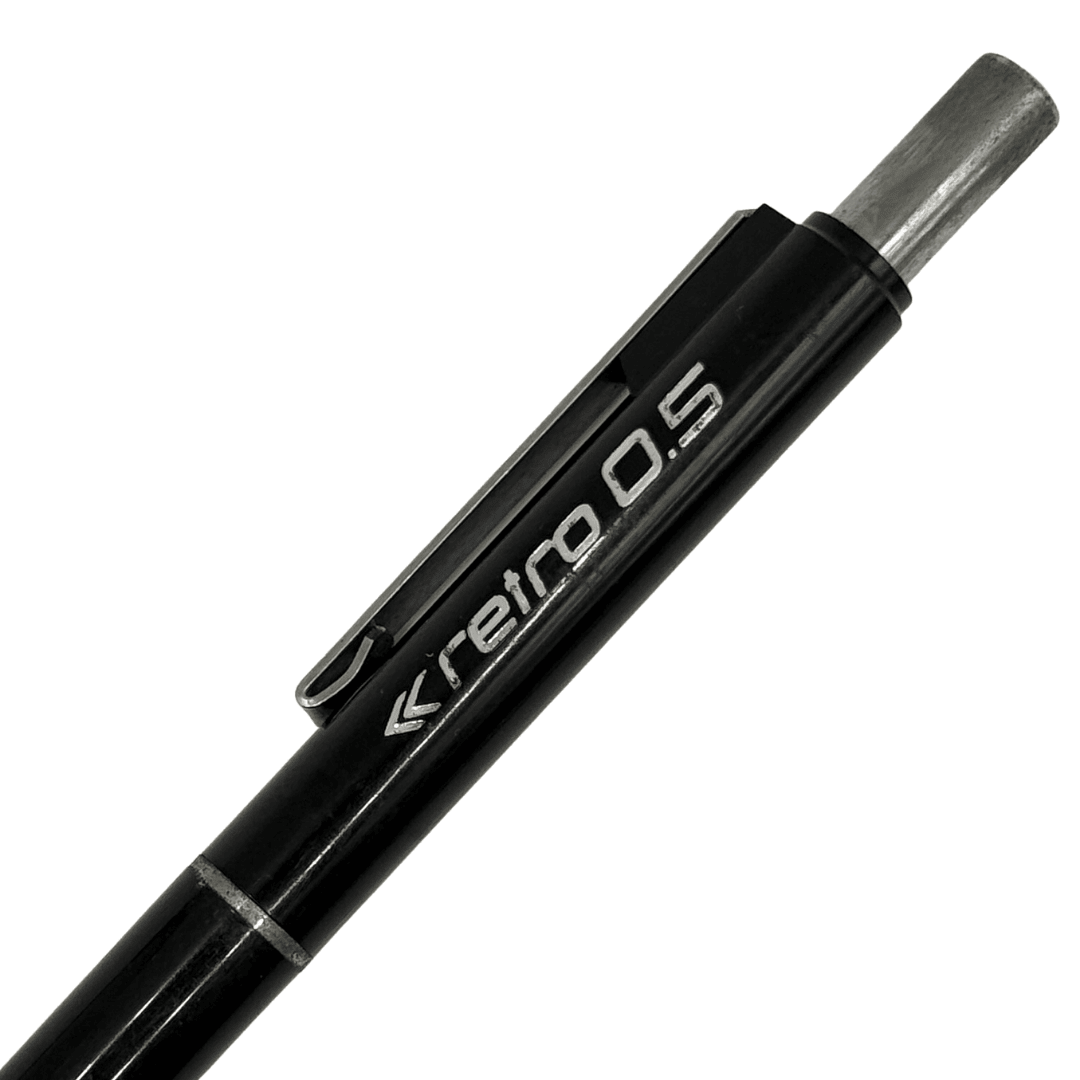 Staedtler Retro kalemin klipsi ve metal tıklama başlığı yakın çekim, retro 0.5 yazısı