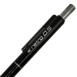 Staedtler Retro kalemin klipsi ve metal tıklama başlığı yakın çekim, retro 0.5 yazısı