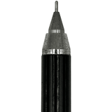 Staedtler Retro kalemin gümüş rengi koni ucu ve çıkan ince uç, yivli siyah gövde