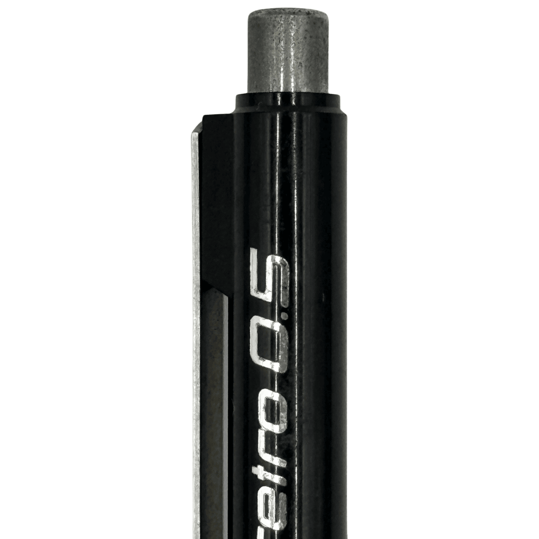 Staedtler Retro kalemin üst tarafı, silindirik metal knock ve gövdedeki retro 0.5 baskısı