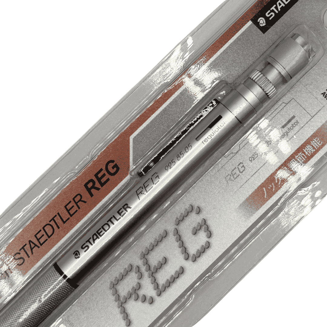 Staedtler Reg ambalajının yakın çekimi; kalemin regulator penceresi ve 925 85 05 kodu okunuyor