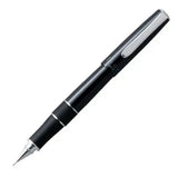 Tombow Zoom 505 kalemin mat siyah kavrama bölümü ve dışarı çıkmış konik ucu