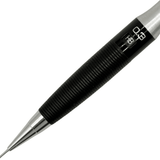 Tombow SH-1000 LP kalemin siyah kavraması, 0.3 HB uç göstergesi ve krom uç konisi yakın çekim