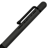 Tombow Object kalemin gövdesindeki TOMBOW OBJECT 0.5 JAPAN baskısı ve siyah klipsi, açılı çekim
