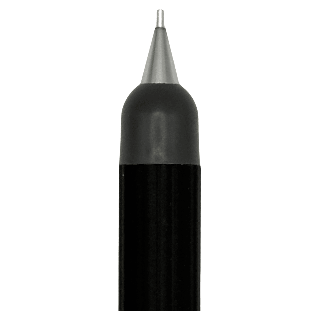 Tombow Object kalemin siyah konik ucu ve metal uç borusunun dik makro görünümü