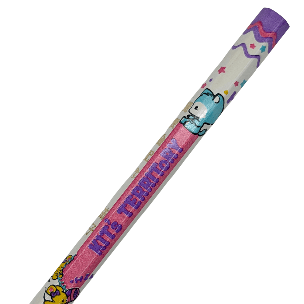 Tombow Vintage Kurşun Kalem gövde yakın çekimi, pembe şeritte Kit's Territory yazısı ve mavi kedi figürü