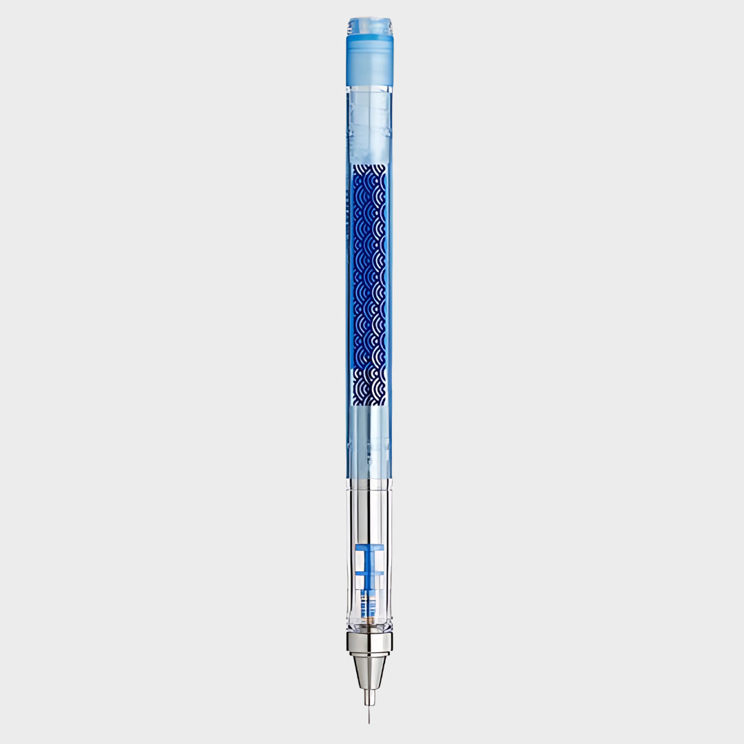 Tombow Mono Graph Seigaiha kalem ambalaj dışında, şeffaf mavi gövde ve lacivert deniz dalgası deseni