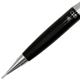 Tombow SH-1000 LP kalemin yivli siyah kavraması, HB göstergesi ve krom ucu makro çekim