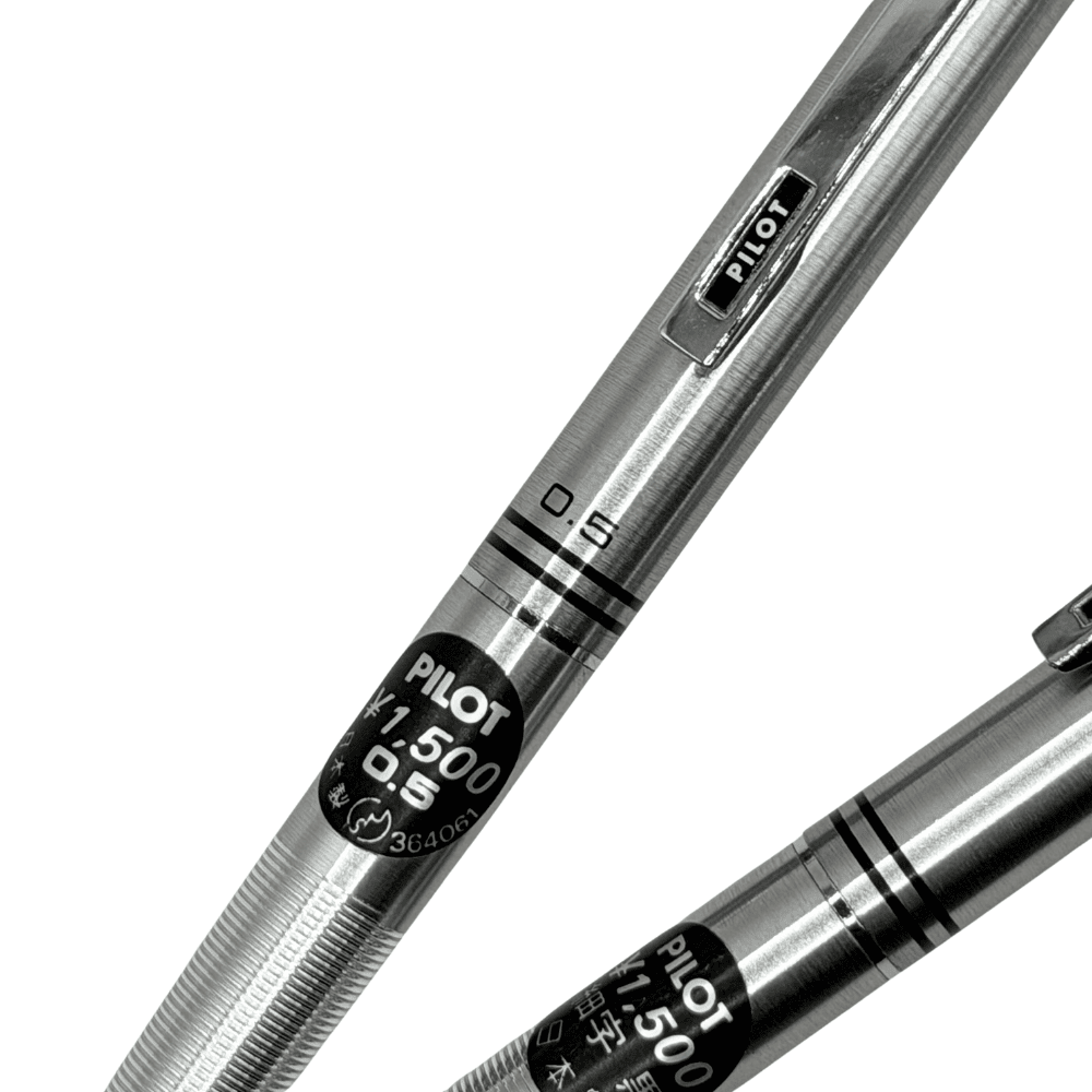 Pilot Vintage setin gövdesindeki PILOT 1.500 fiyat etiketi ve 0.5 baskısı yakın çekim