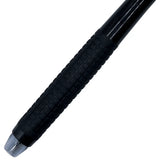 Tombow Protect kalemin kare desenli siyah lastik kavrama bölümü ve metal uç bileziği yakın çekim
