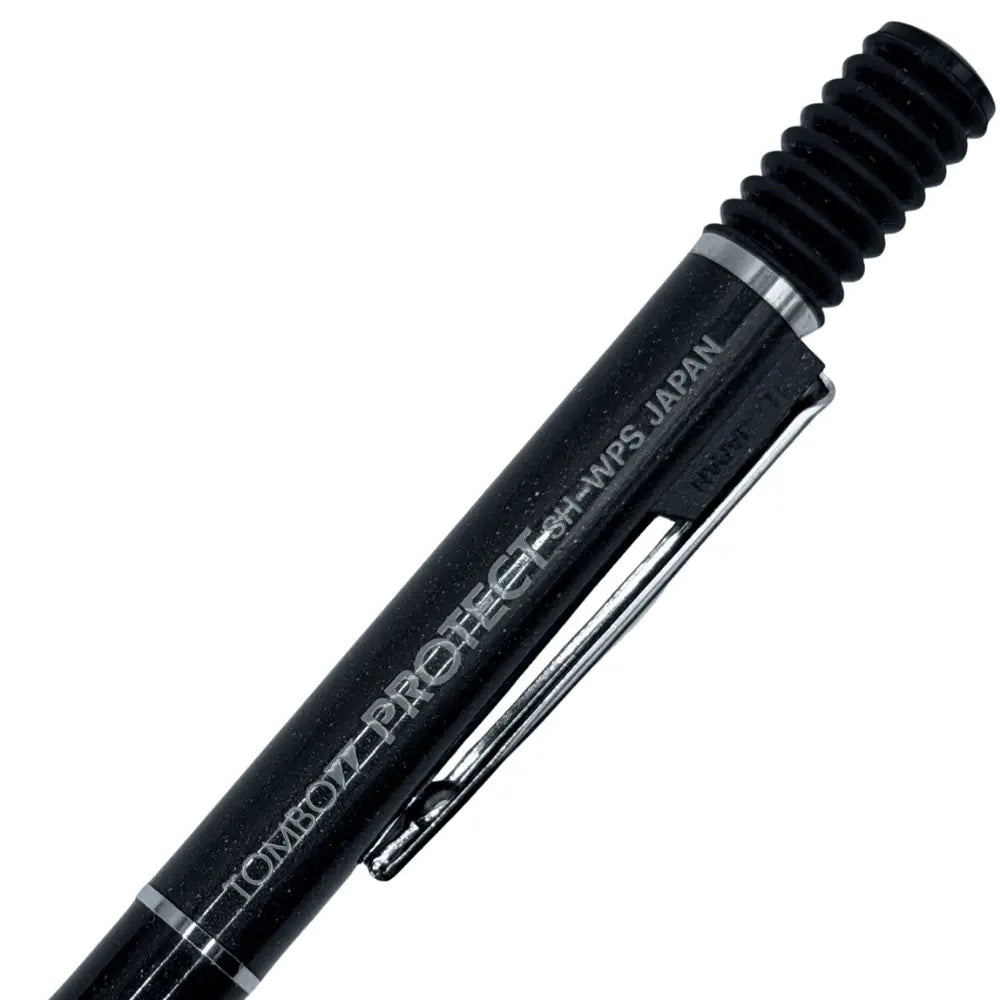 Tombow Protect üst gövdesinde SH-WPS Japan yazısı, krom klips ve yivli tıklama başlığı detayı