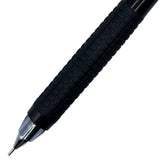 Tombow Protect kalemin ön yarısı, lastik kavrama ve dışarı uzanmış ince metal uç yakın planda
