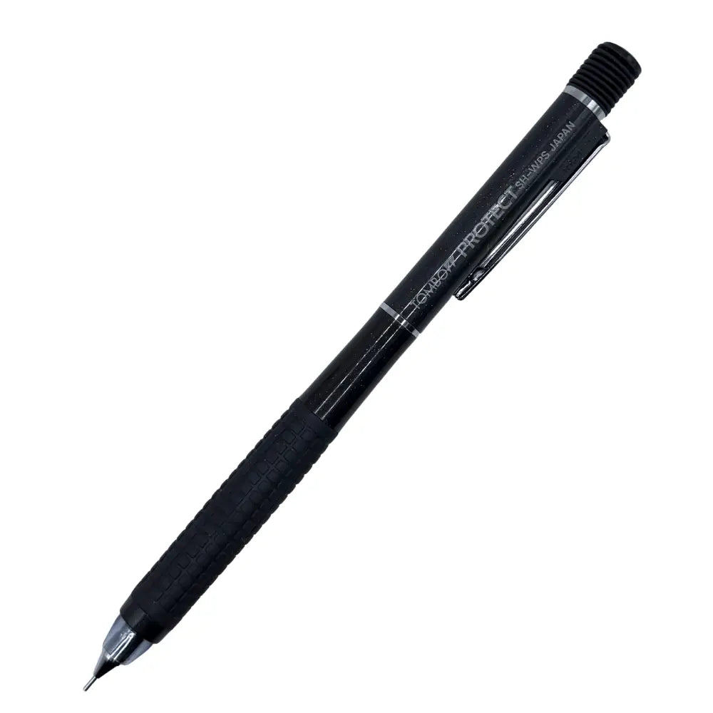 Tombow Protect versatil kalem dik açıdan tam boy, uç dışarı çıkmış halde beyaz zeminde