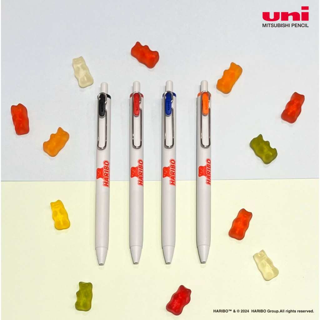 Uni-ball One Haribo Edition dört beyaz kalem, siyah, kırmızı, mavi ve turuncu klipsli, jelibonlarla