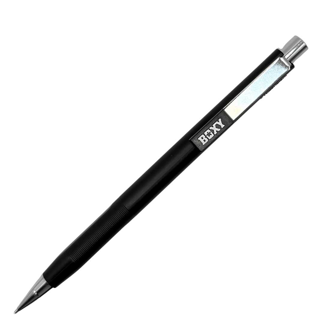 Uni Boxy vintage versatil kalem siyah gövde, çapraz açıdan tam boy görünüm, 0.5 mm