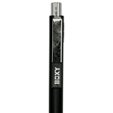 Uni Boxy kalemin metal klipsi, BOXY logolu plaka ve gümüş tıklama başlığı