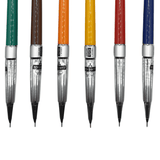 Uni Mitsubishi Color Sharp kalemlerin krom kavrama, 0.5 etiketi ve konik uç bölümü yakın çekimde