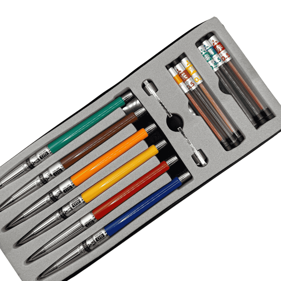 Uni Mitsubishi Color Sharp seti kutusunun içi, altı renkli kalem, yedek uç tüpleri ve metal aparatlar yuvalarında