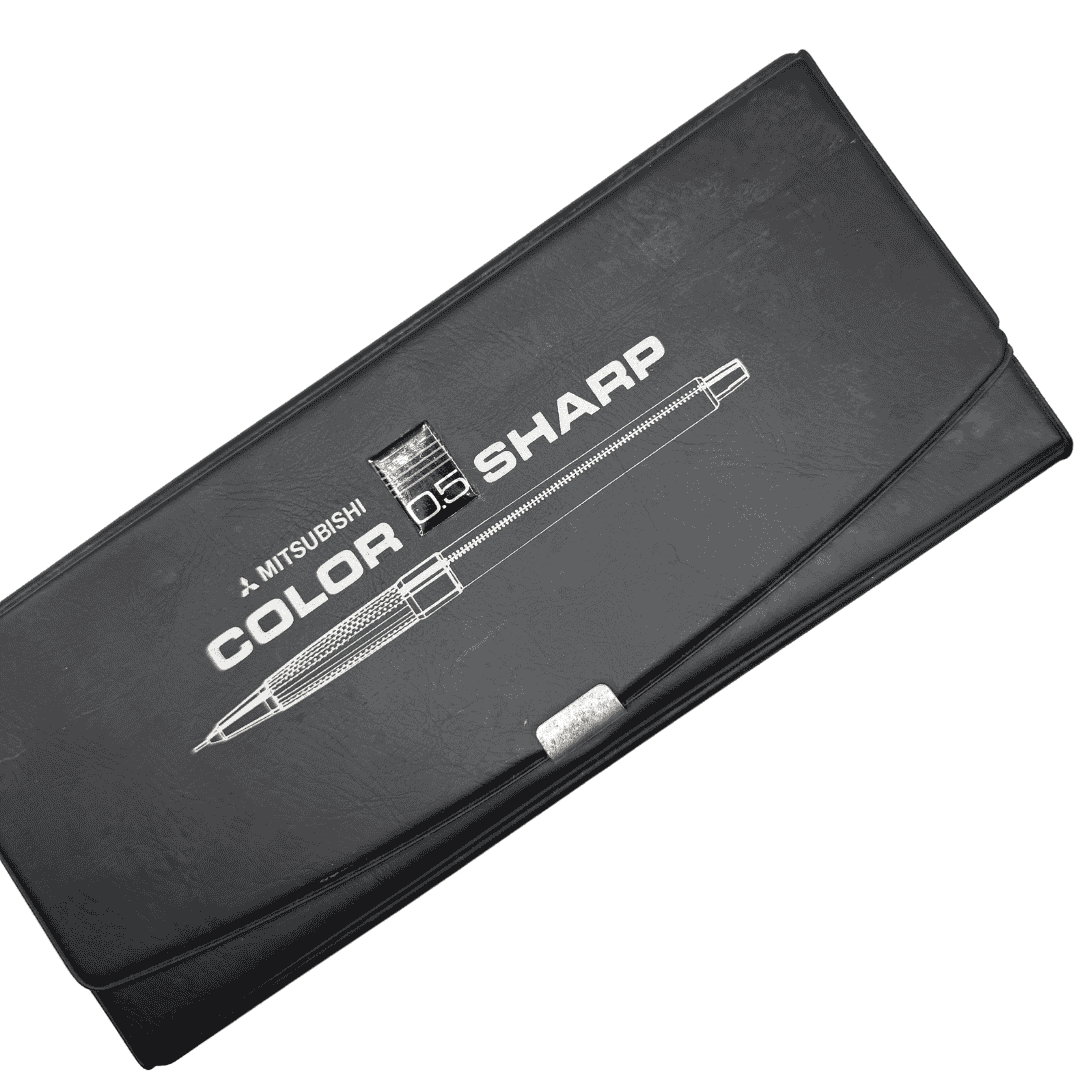 Uni Mitsubishi Color Sharp setinin siyah kapaklı kutusu, üzerinde kalem çizimi ve Mitsubishi Color Sharp 0.5 baskısı