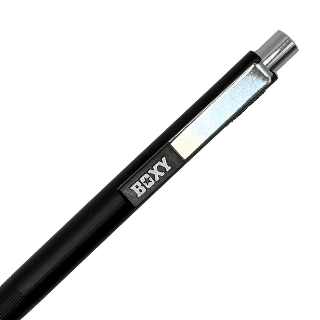 Uni Boxy kalemin siyah gövde üst bölümü ve BOXY logosu çapraz açıdan